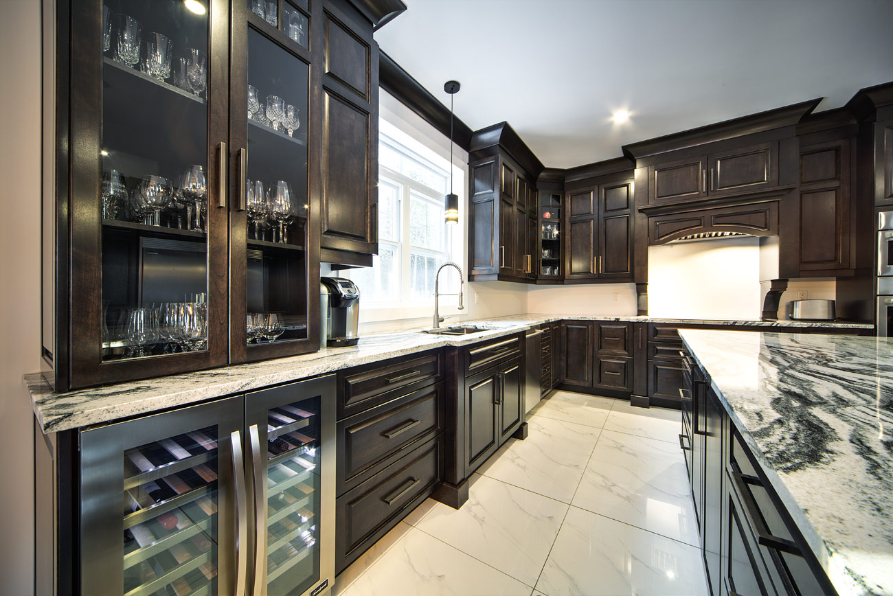 Une cuisne contemporaine munie d'un cellier imtéré au mobilier